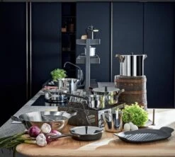 Alessi Edo Low Casserole With Handles 28 Cm, 5 L -Chic Kitchen Supplies 0030 PU100 amb1 crop A4 3500pxl 1