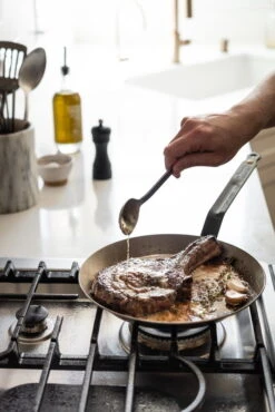 De Buyer Mineral B Steak Pan 28 Cm -Chic Kitchen Supplies 5616 ambiance 1