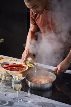 Fiskars All Steel Sauté Pan, 26 Cm -Chic Kitchen Supplies FI Fiskars All Steel Saute pan 26cm Action 02