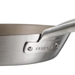Fiskars Norden Steel Frying Pan, 28 Cm 11 Fiskars Norden Steel Frying Pan, 28 Cm -Chic Kitchen Supplies Norden Steel Frying Pan Coated detail handle attachment