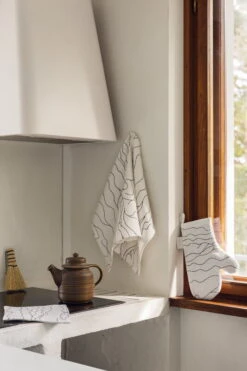 Saana Ja Olli Rakkauden Meri Tea Towel/place Mat, White - Black -Chic Kitchen Supplies Rakkauden meri Saana ja Olli hi res kuva Suvi Kesalainen 22