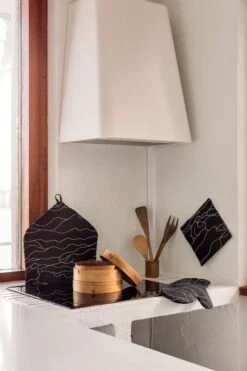 Saana Ja Olli Rakkauden Meri Pot Holder, Black - White 7 Saana Ja Olli Rakkauden Meri Pot Holder, Black - White -Chic Kitchen Supplies Rakkauden meri Saana ja Olli hi res kuva Suvi Kesalainen 23 1