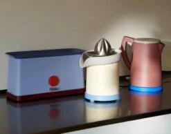 HAY Sowden Kettle, Brown 10 HAY Sowden Kettle, Brown -Chic Kitchen Supplies Sowden Toaster blue Sowden Juicer yellow Sowden Kettle brown